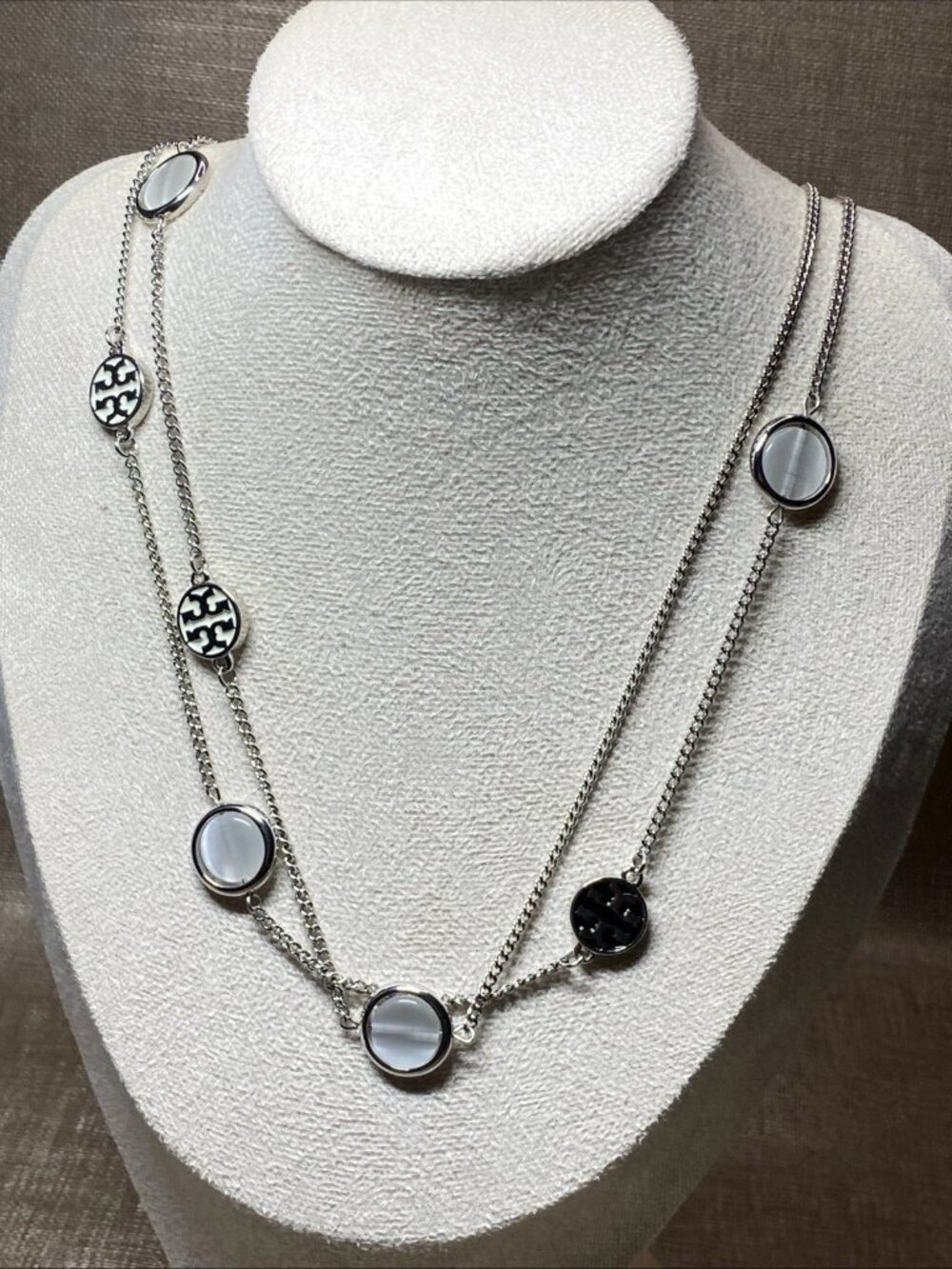 Authentic Tory Burch Silver Tone Rotating Cat’s Eye Station Logo Necklace 38”